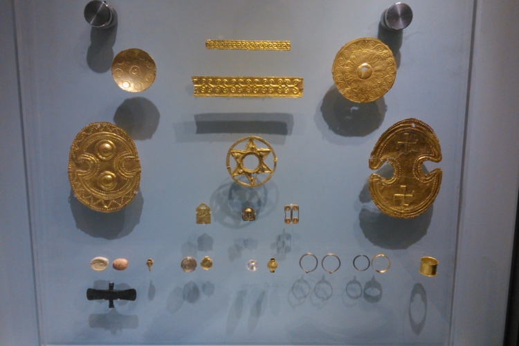 Golden artefacts